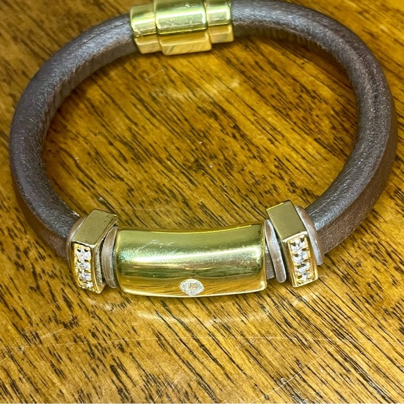 Vintage brown Leather and gold tone unisex bracelet with a magnetic closure. - Picture 3 of 7